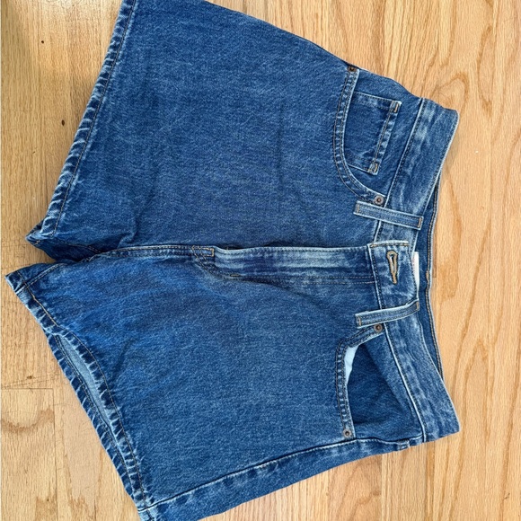 Levi's Women's High Waisted Mom Shorts - Cool Places to Go - Picture 4 of 5